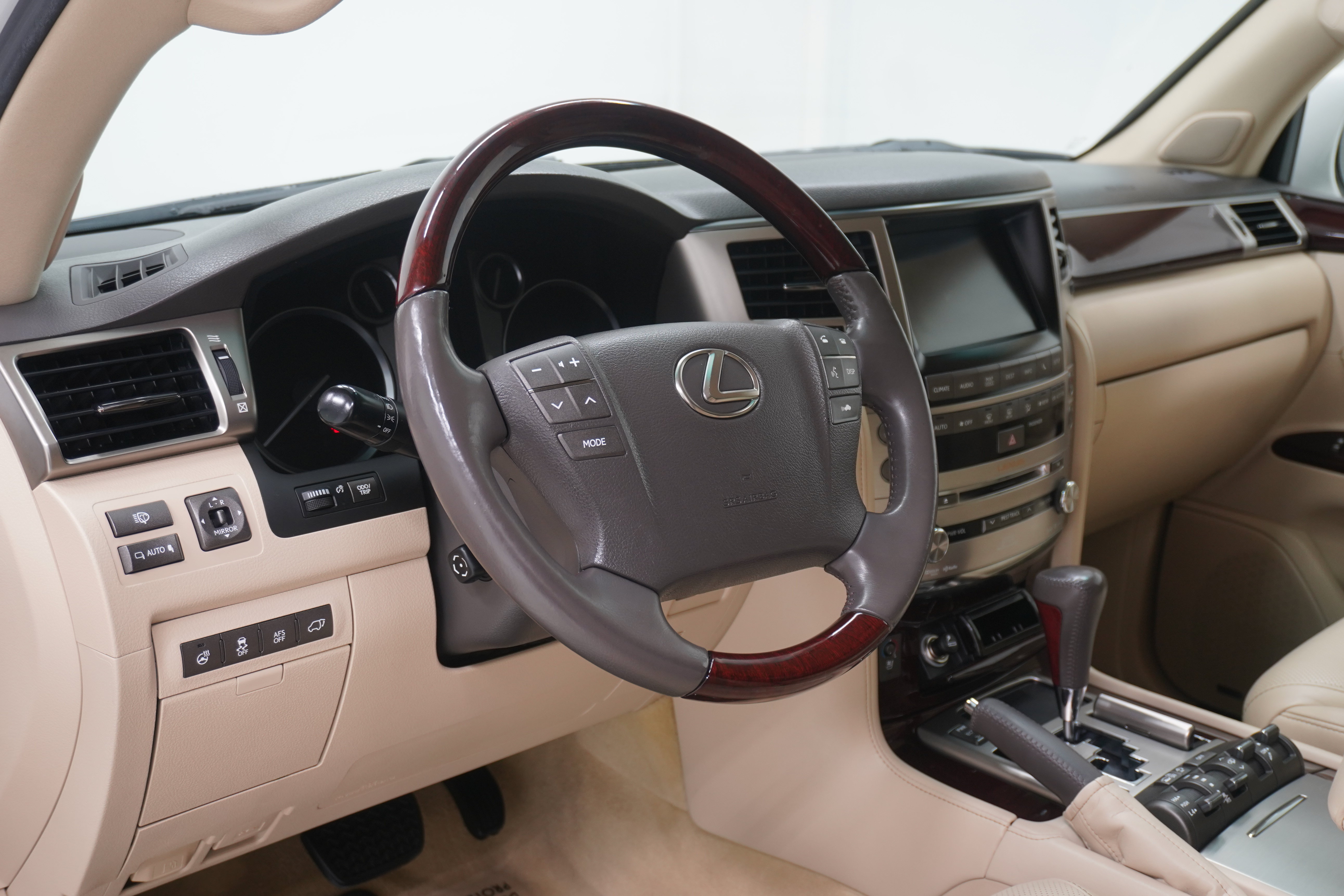 Used 2013 Lexus LX 570 4WD w/ Luxury Pkg w/Pre-crash image 10