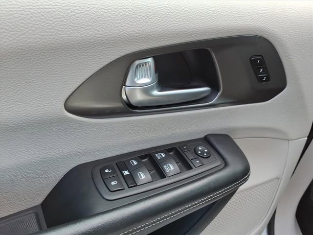 Used 2024 Chrysler Pacifica Touring-L image 16