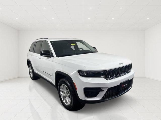 Used 2023 Jeep Grand Cherokee Laredo w/ Luxury Tech Group I AWD/4WD image 1