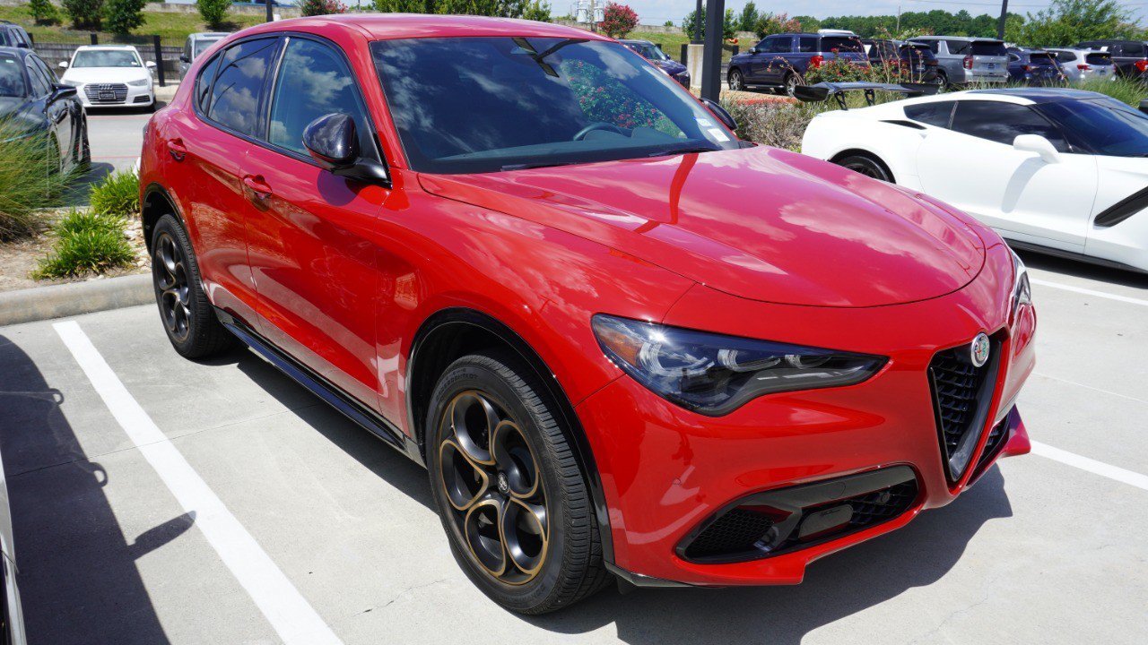 Used 2025 Alfa Romeo Stelvio Sprint AWD/4WD image 3