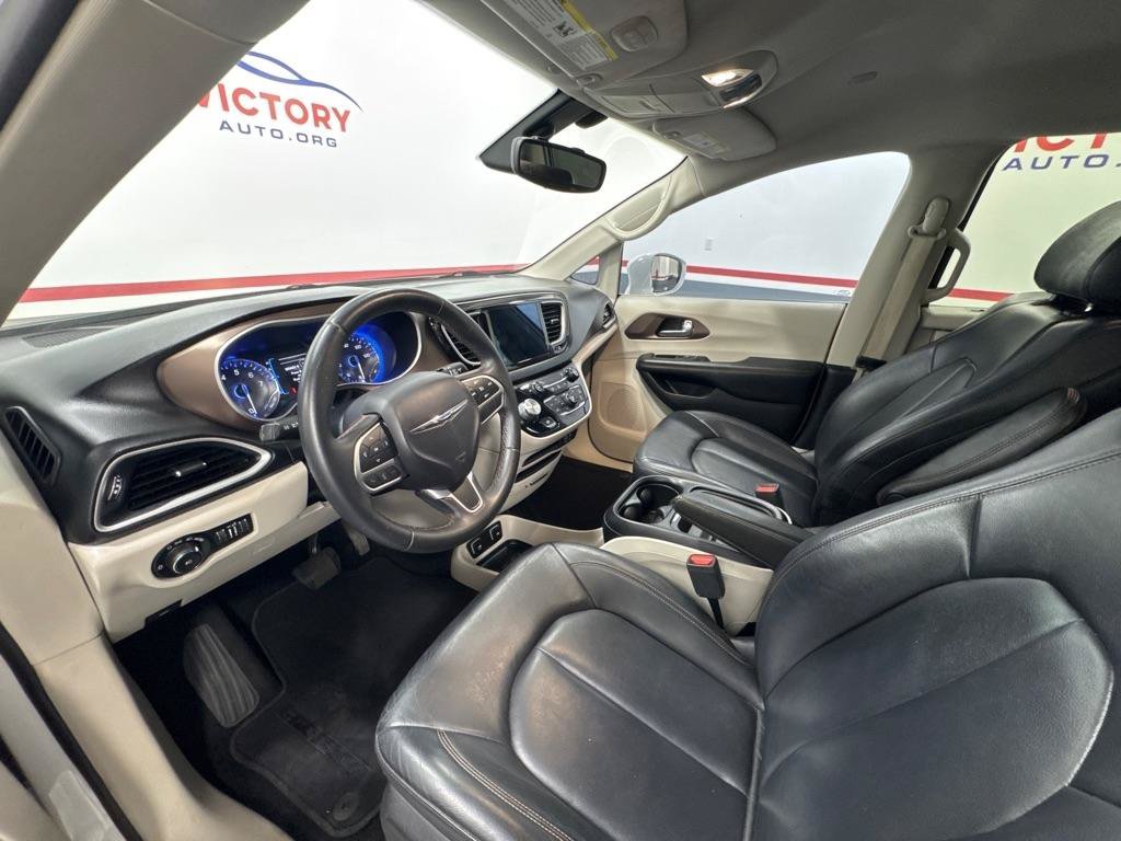 Used 2017 Chrysler Pacifica Touring-L w/ Tire & Wheel Group FWD image 10