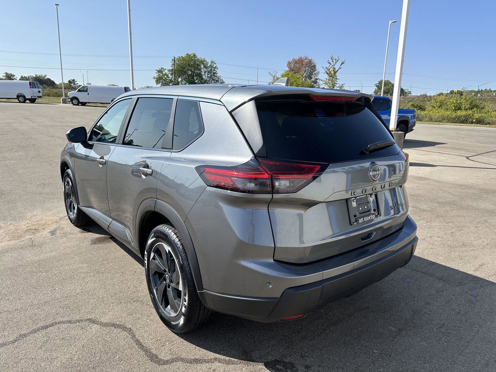 Used 2024 Nissan Rogue SV image 3