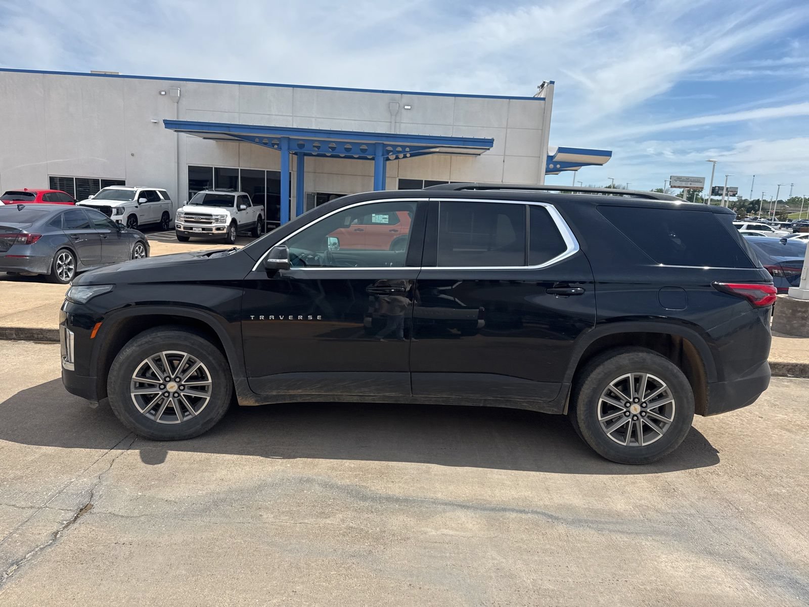 Used 2023 Chevrolet Traverse LT w/ LPO, Floor Liner Package FWD image 4