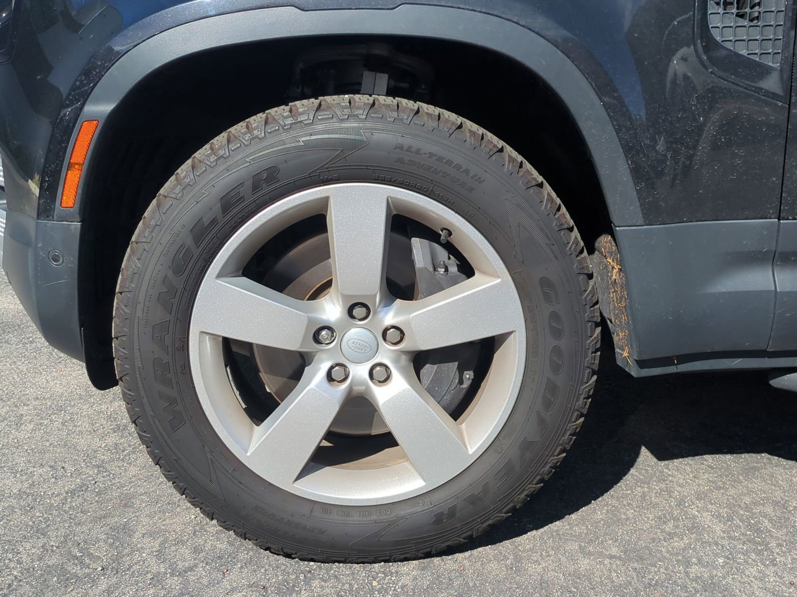 Used 2024 Land Rover Defender 110 SE image 9