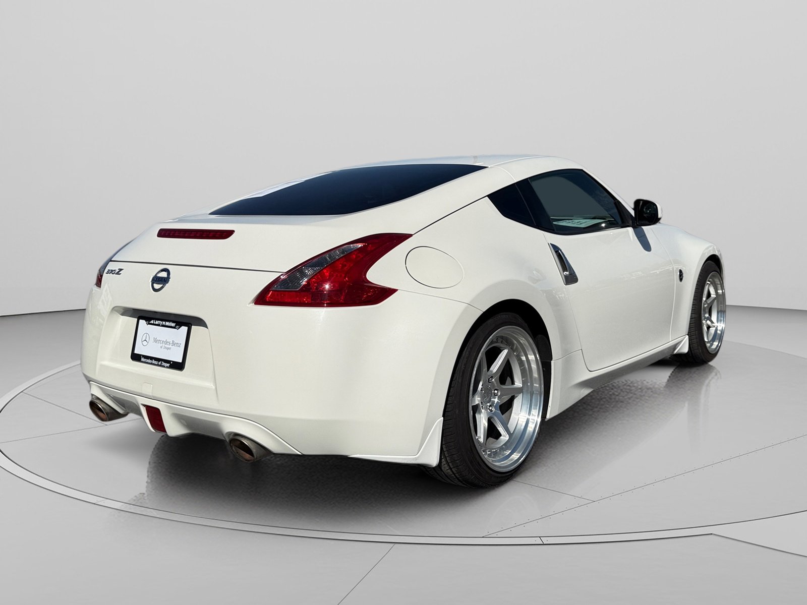 Used 2017 Nissan 370Z Coupe RWD image 5