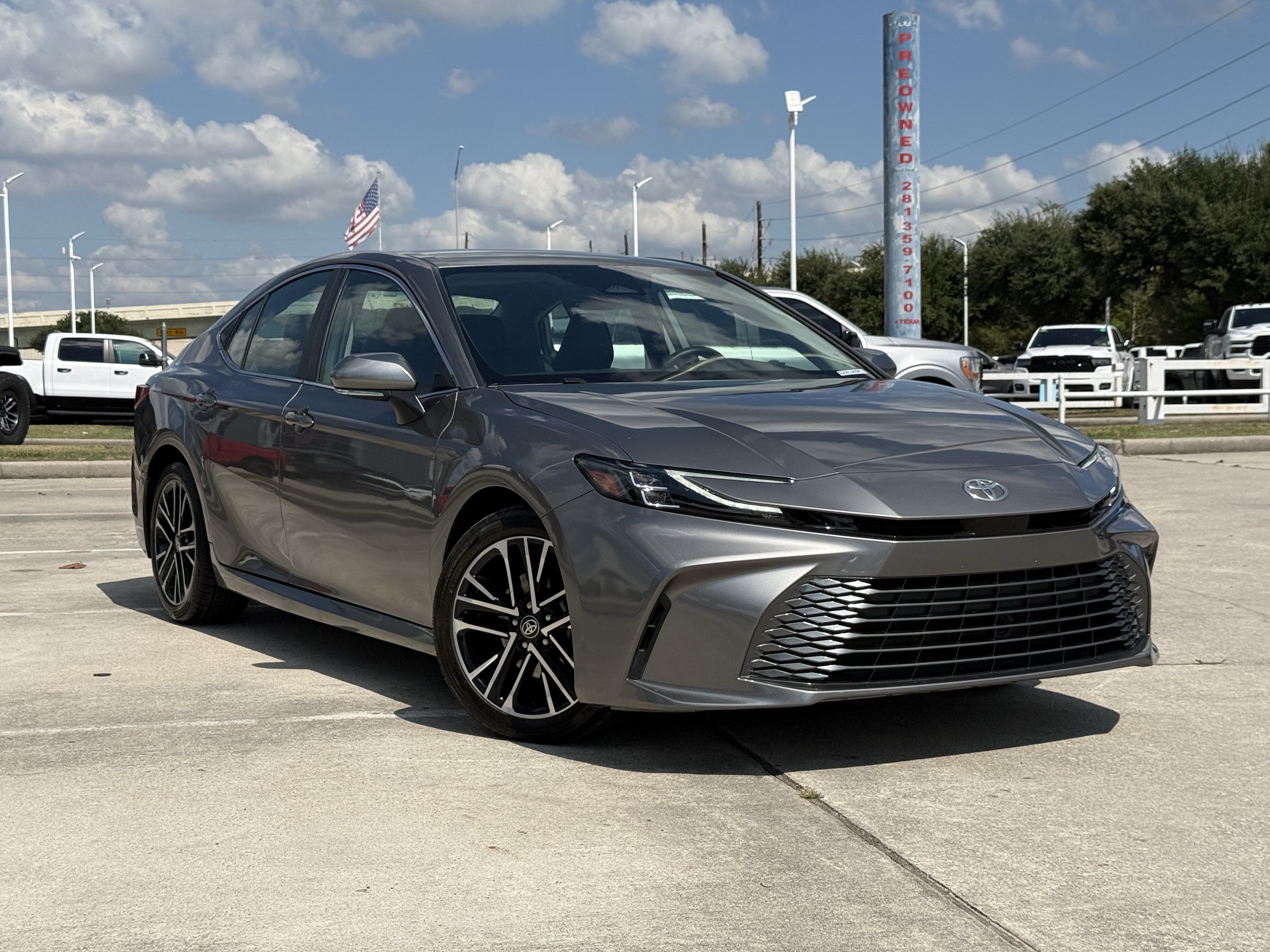 Used 2025 Toyota Camry XLE FWD image 2