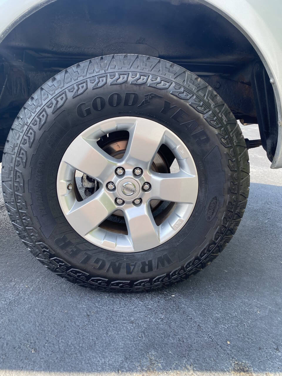 Used 2011 Nissan Frontier SV AWD/4WD image 6