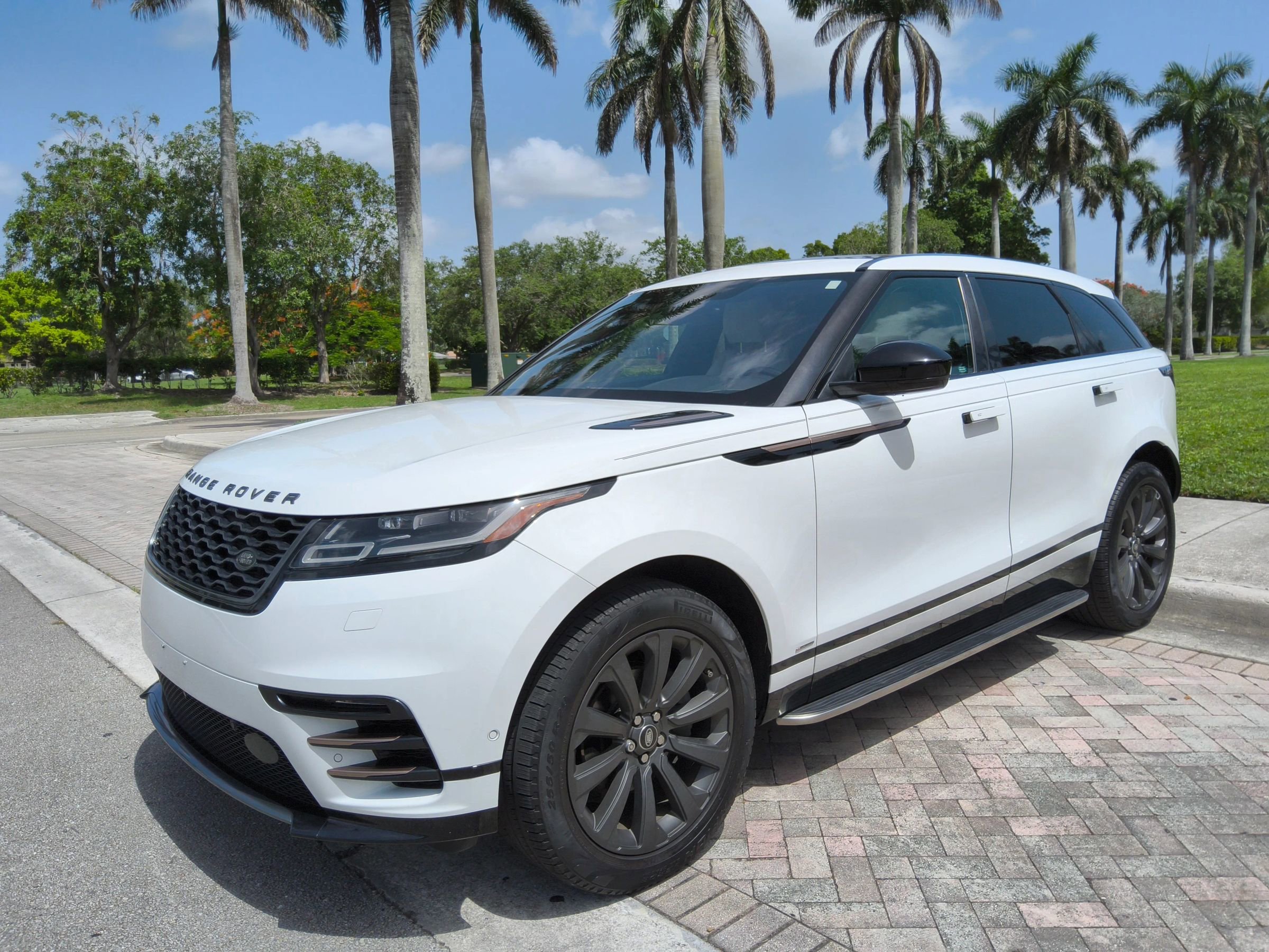 Used 2019 Land Rover Range Rover Velar R-Dynamic SE image 2