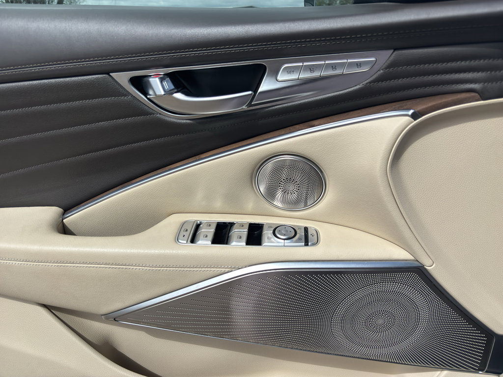 Used 2019 Kia K900 Luxury image 16