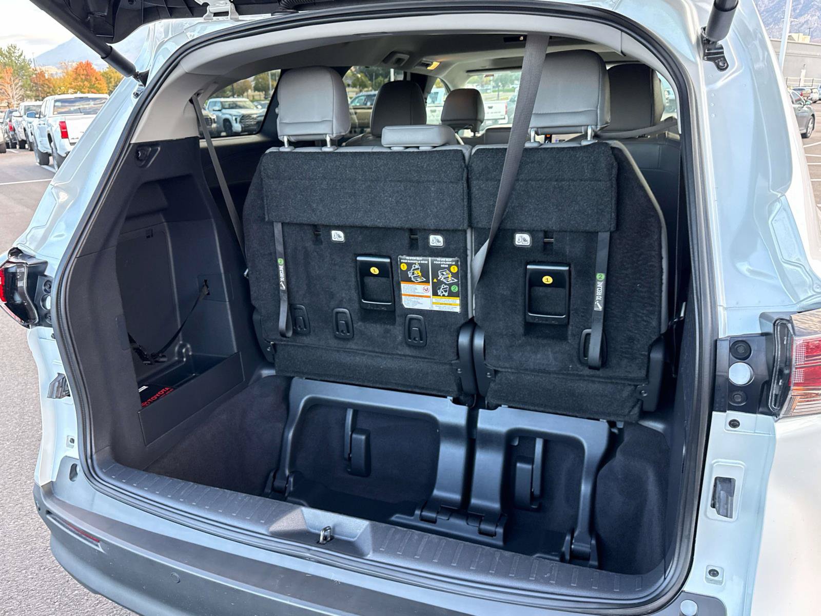 Used 2025 Toyota Sienna XLE FWD image 16