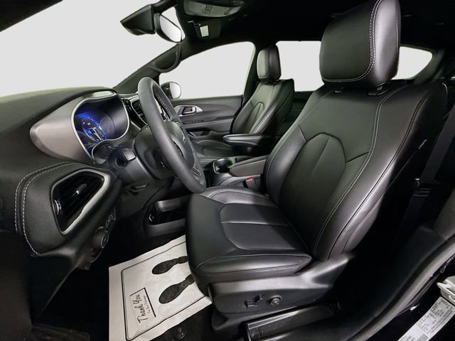 Used 2025 Chrysler Pacifica Select image 20