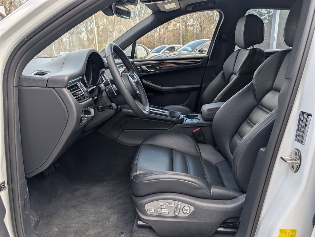Used 2025 Porsche Macan T image 12