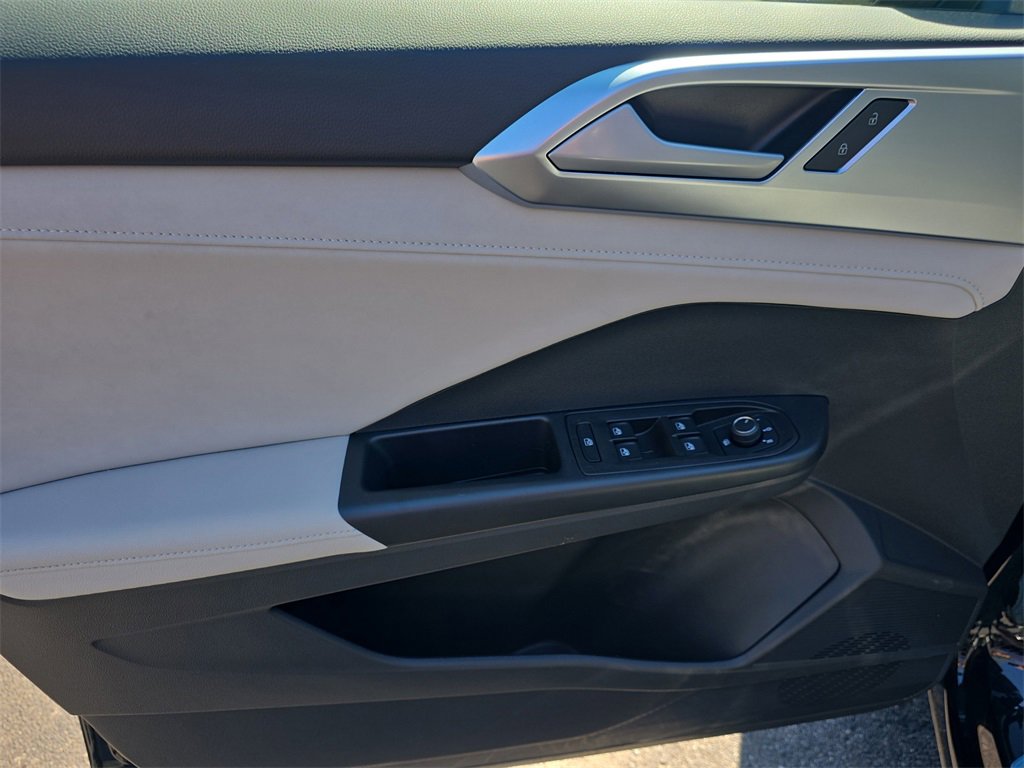 Used 2025 Volkswagen Taos SE image 16