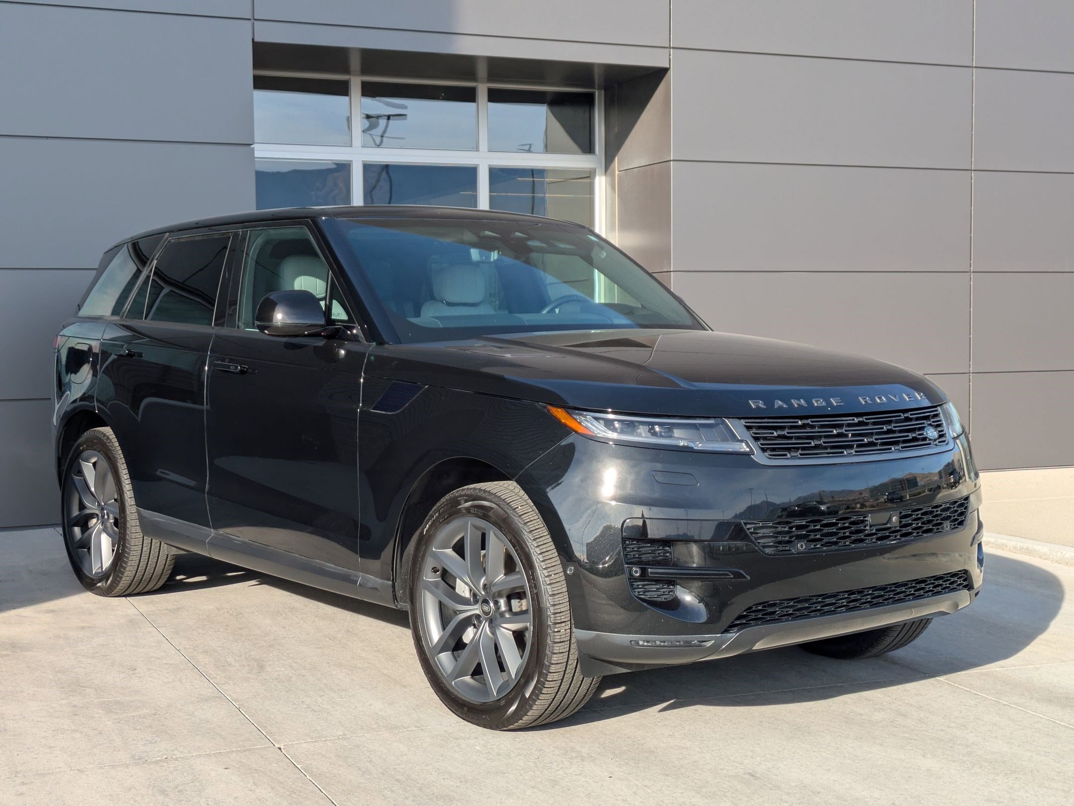 Used 2024 Land Rover Range Rover Sport SE image 3