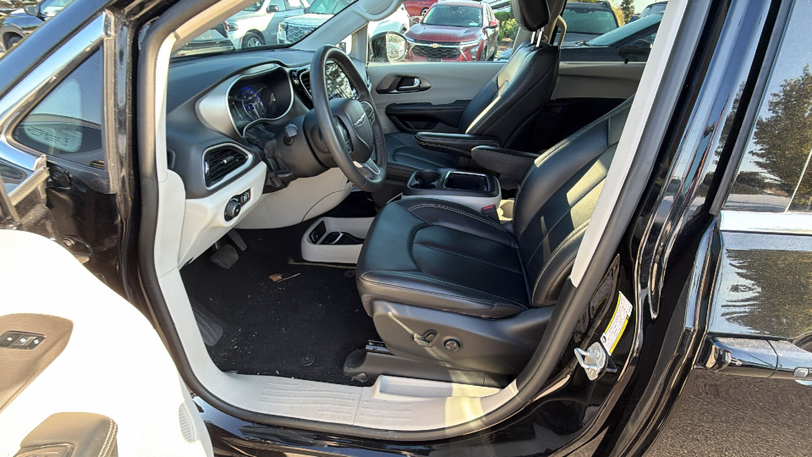 Used 2024 Chrysler Pacifica Touring-L FWD image 16
