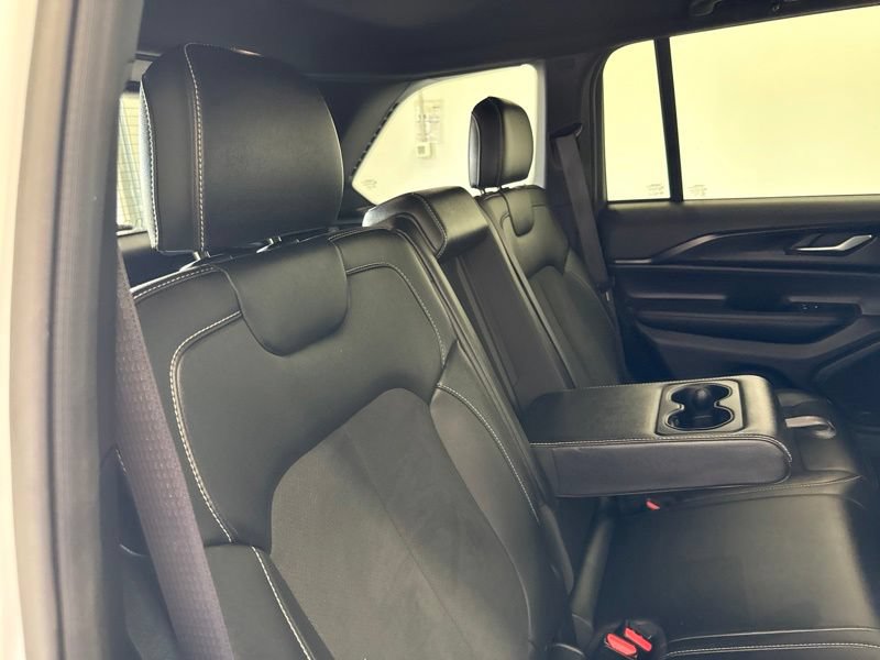 Used 2025 Jeep Grand Cherokee Altitude AWD/4WD image 12