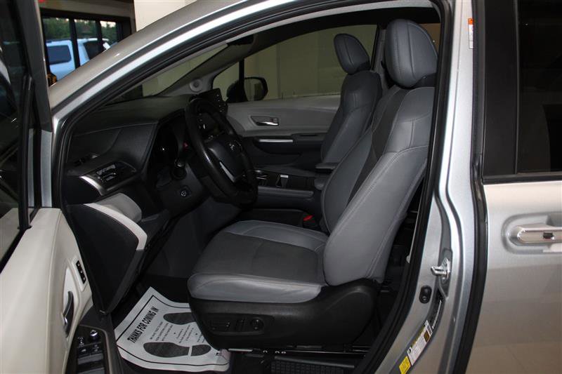 Used 2022 Toyota Sienna Limited FWD image 32