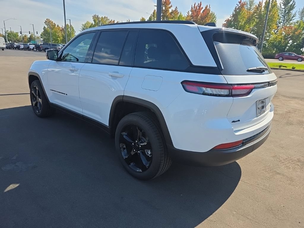 Used 2025 Jeep Grand Cherokee Limited w/ Luxury Tech Group II AWD/4WD image 3
