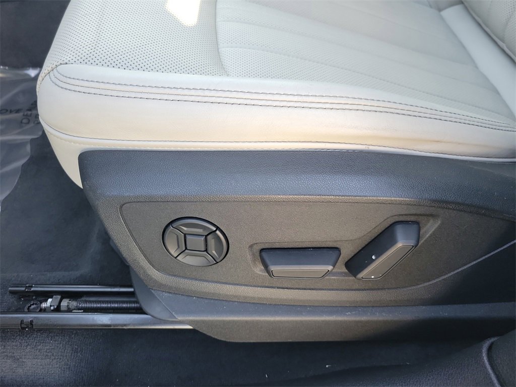 Used 2021 Audi e-tron Premium Plus w/ Premium Plus Package image 31