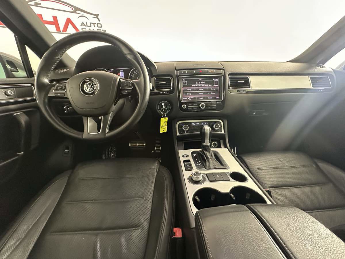 Used 2017 Volkswagen Touareg Wolfsburg Edition image 28