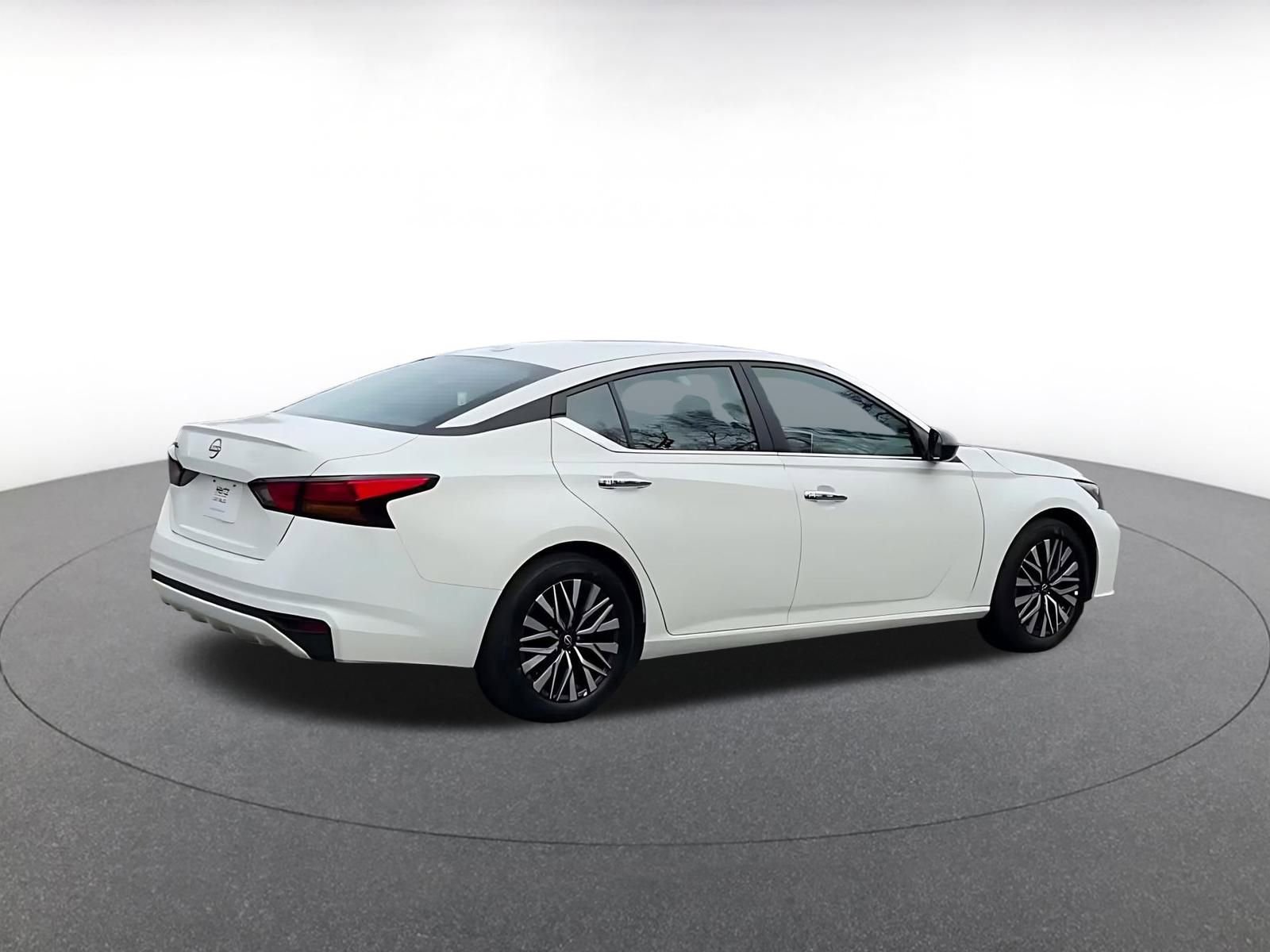 Used 2025 Nissan Altima 2.5 SV image 15