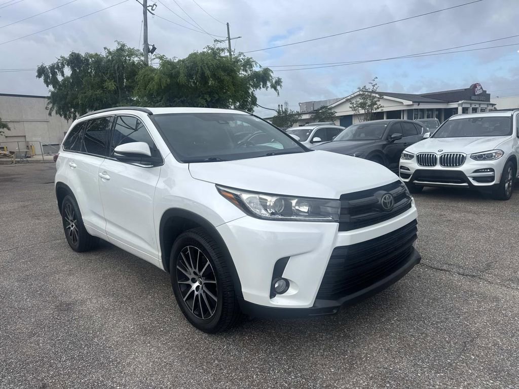 Used 2017 Toyota Highlander XLE image 1