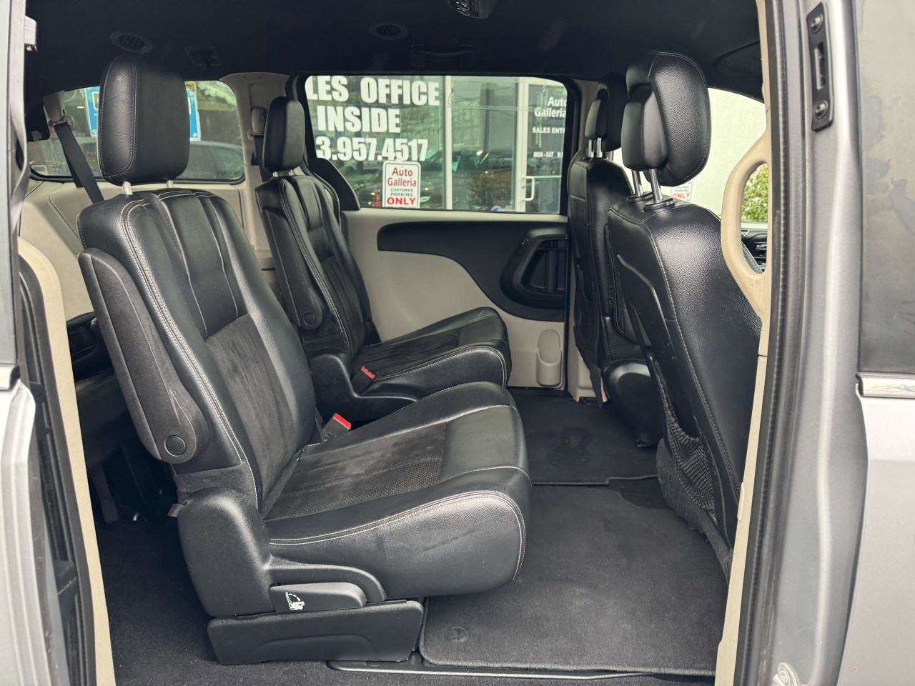 Used 2017 Dodge Grand Caravan SXT image 17