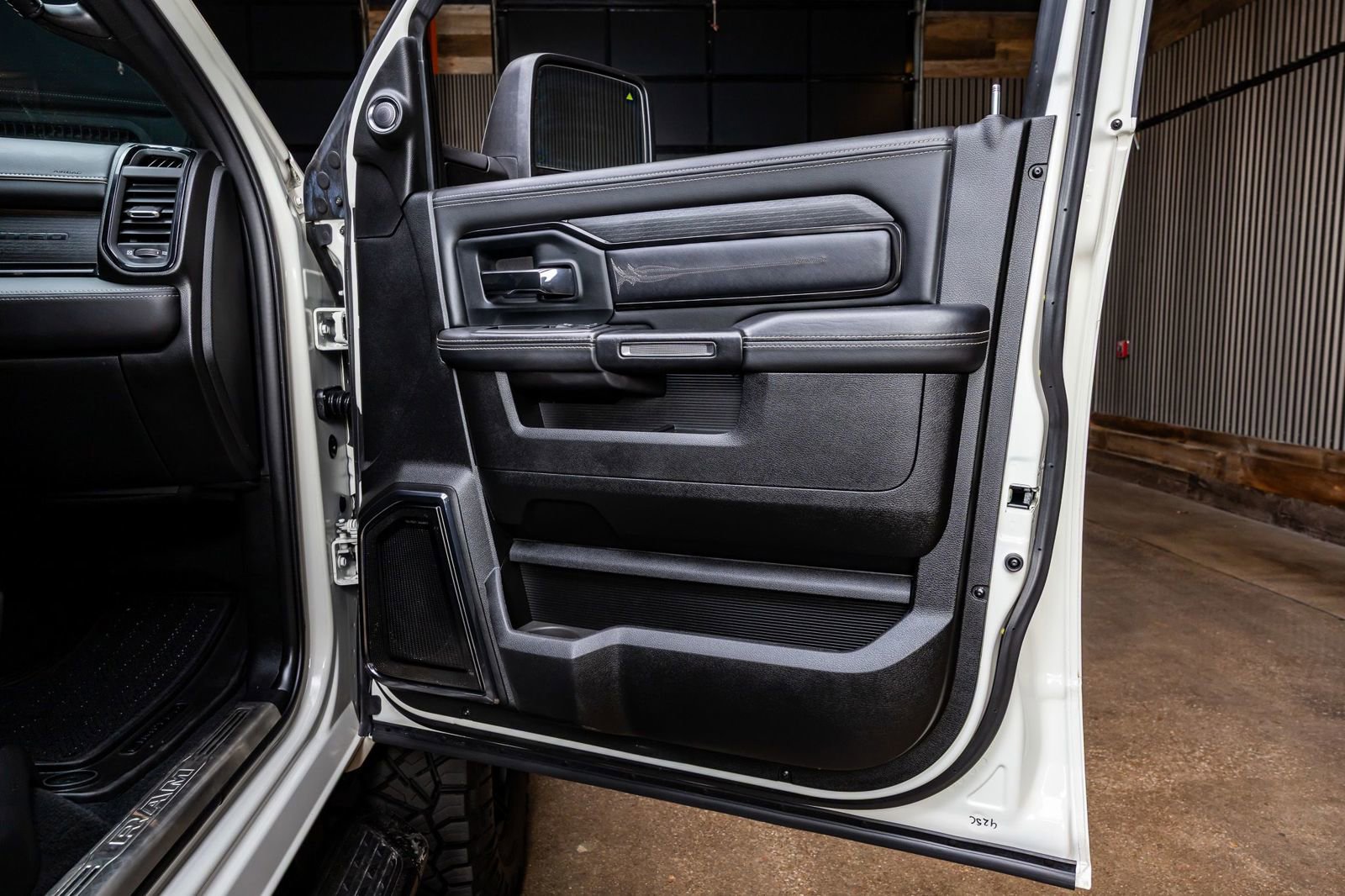 Used 2024 RAM 2500 Limited image 35