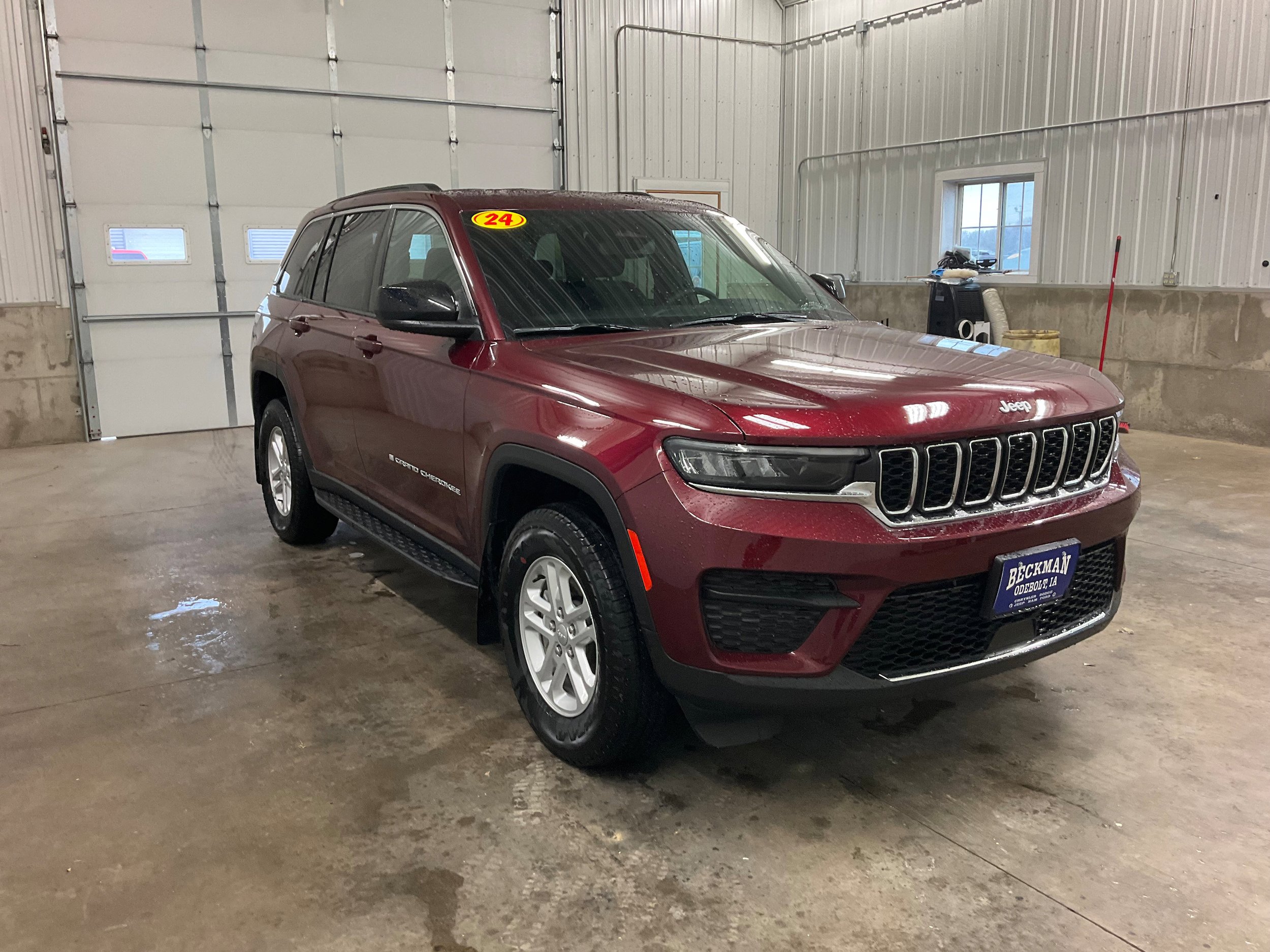 Used 2024 Jeep Grand Cherokee Laredo AWD/4WD image 6