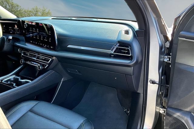 Used 2025 Chevrolet Traverse LT FWD image 25