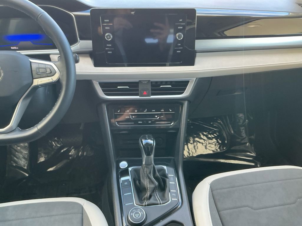 Certified 2025 Volkswagen Taos SE w/ Panoramic Sunroof Package image 11