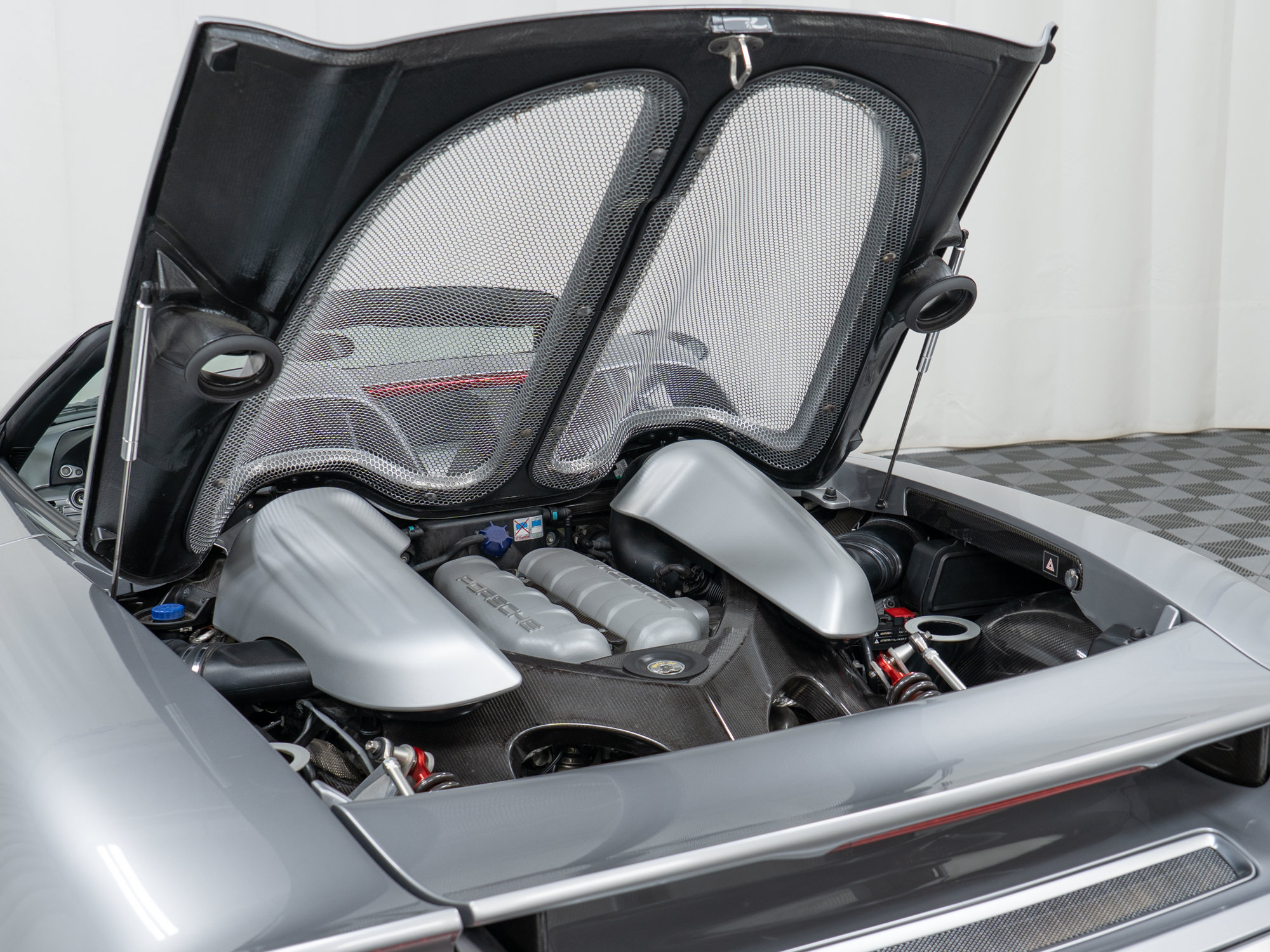 Used 2005 Porsche Carrera GT RWD image 14