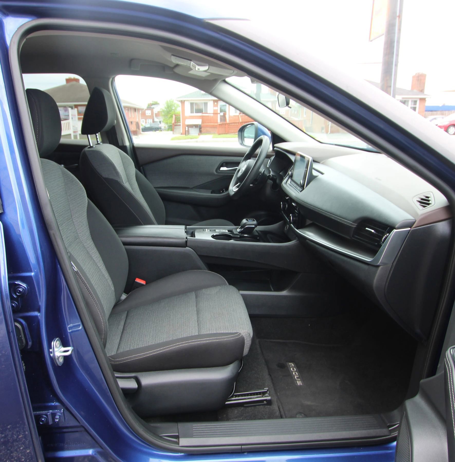 Used 2022 Nissan Rogue SV FWD image 10