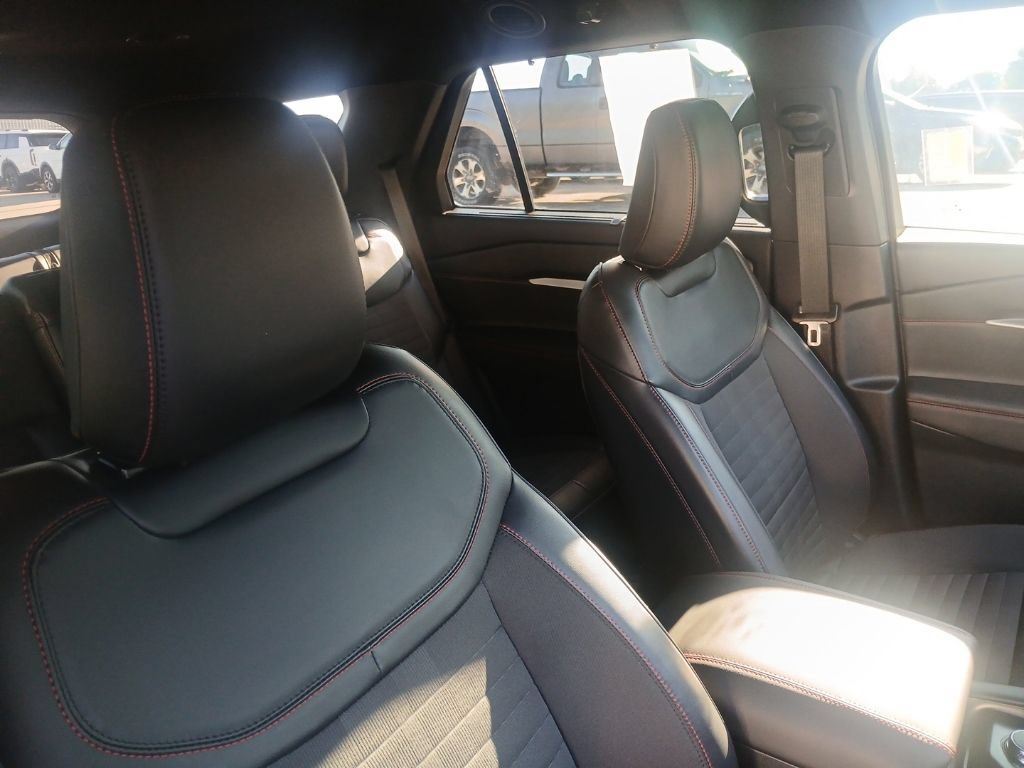 Used 2025 Ford Explorer ST-Line w/ ST-Line Street Pack AWD/4WD image 21