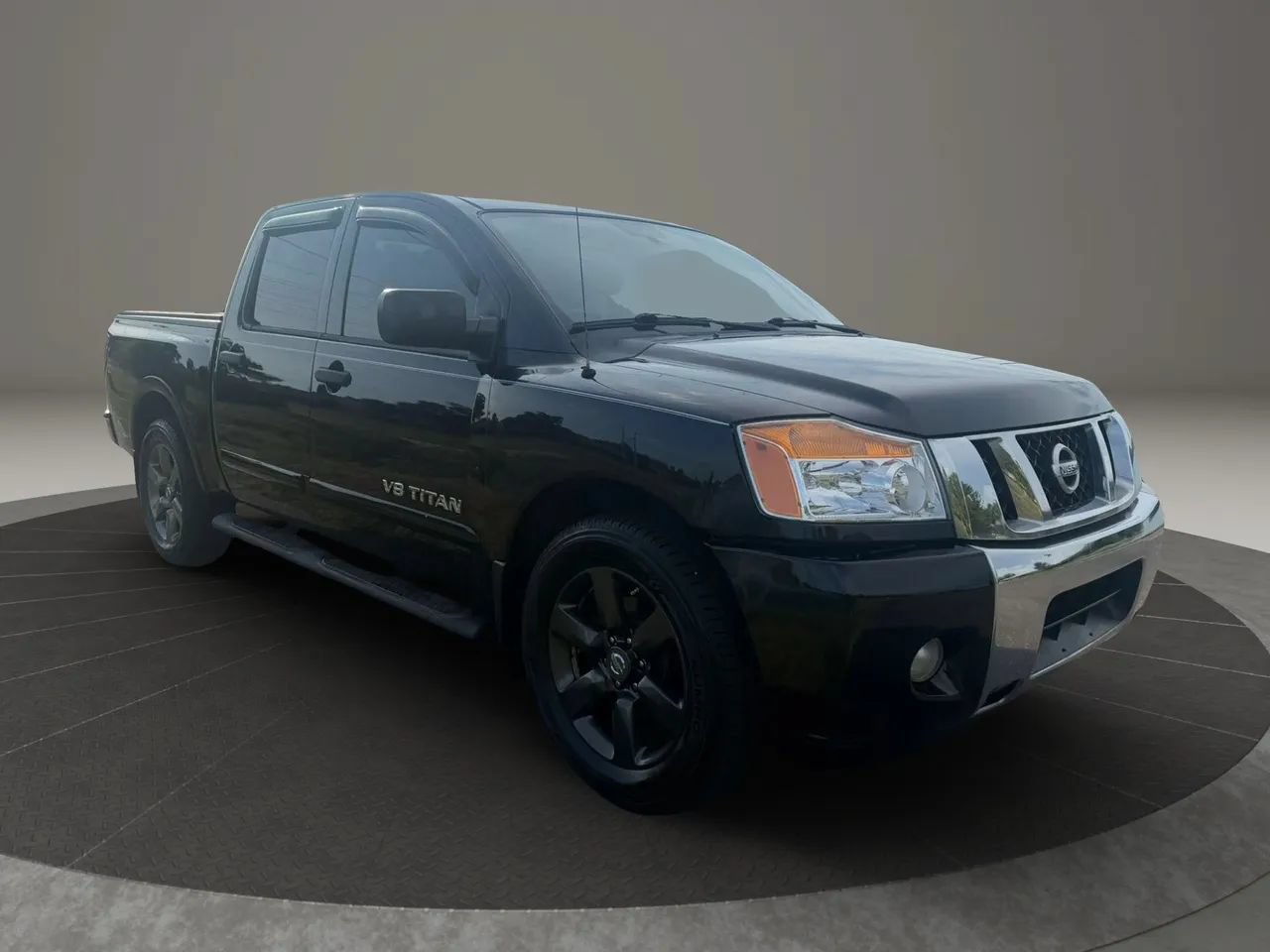 Used 2015 Nissan Titan SV w/ SV Value Truck Package RWD image 2