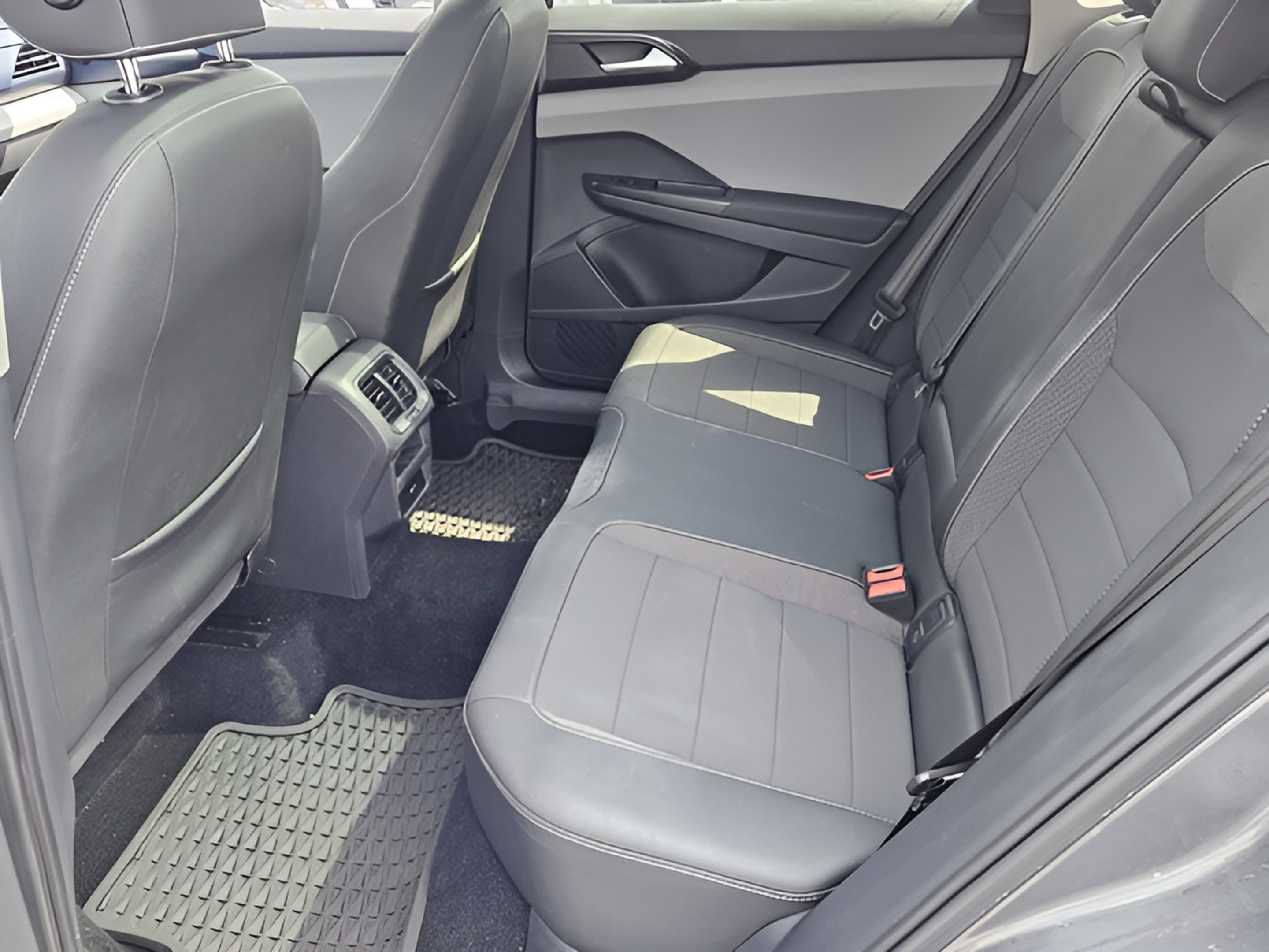 Certified 2023 Volkswagen Taos SE w/ Panoramic Sunroof Package FWD image 9