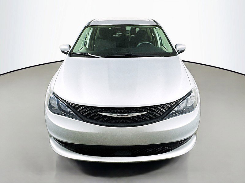 Used 2023 Chrysler Voyager LX image 2