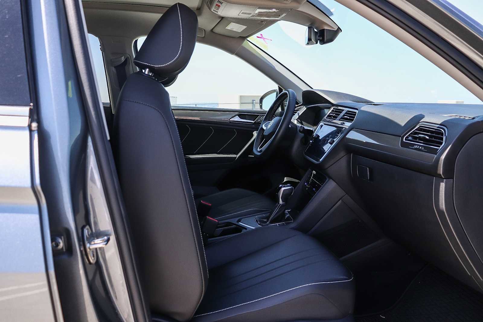 Used 2023 Volkswagen Tiguan SE w/ Panoramic Sunroof Package image 15