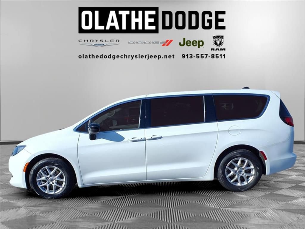 Used 2024 Chrysler Voyager LX image 19