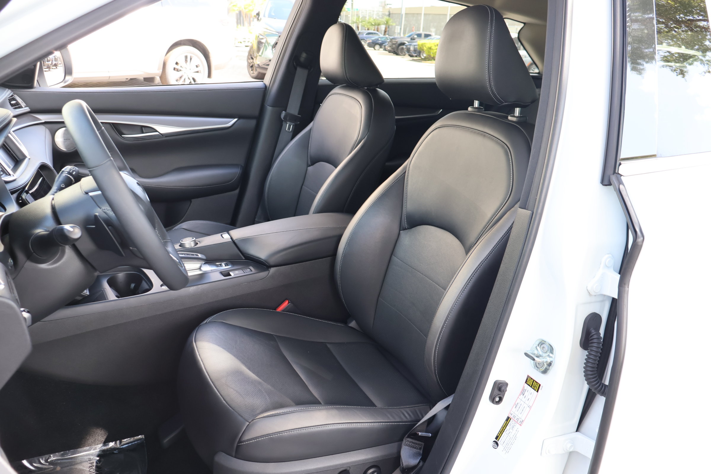 Certified 2023 INFINITI QX50 Luxe FWD image 2