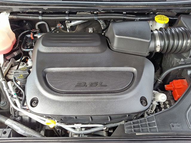 Used 2025 Chrysler Pacifica Select image 28