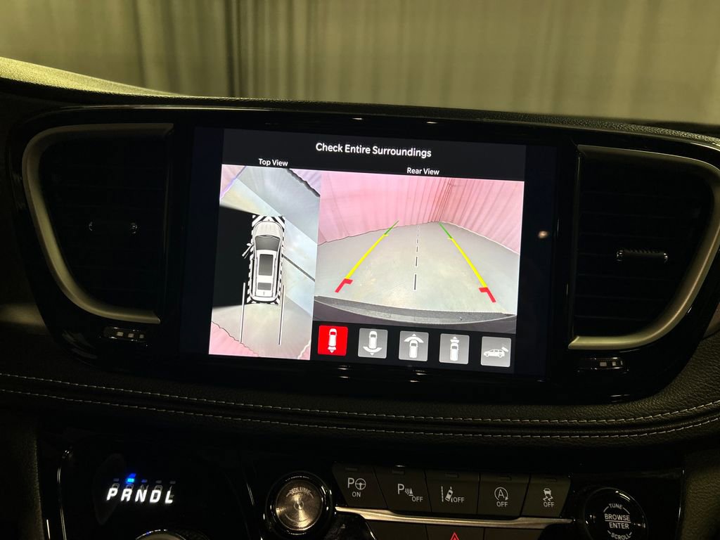Used 2025 Chrysler Pacifica Select image 18