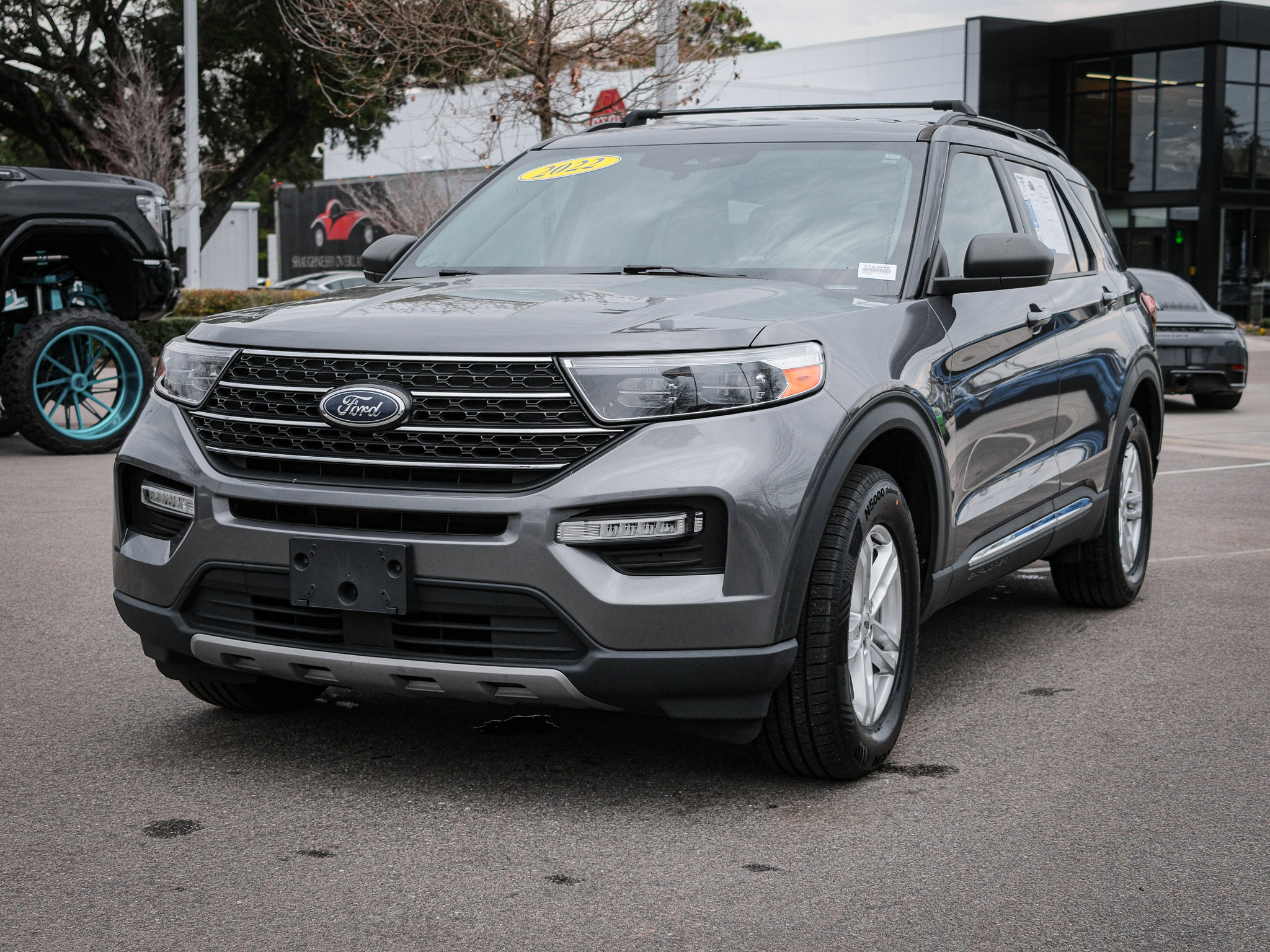 Used 2022 Ford Explorer XLT w/ Equipment Group 202A image 5