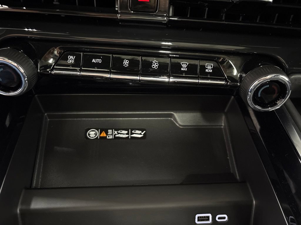 Used 2026 Chevrolet Suburban High Country AWD/4WD image 18