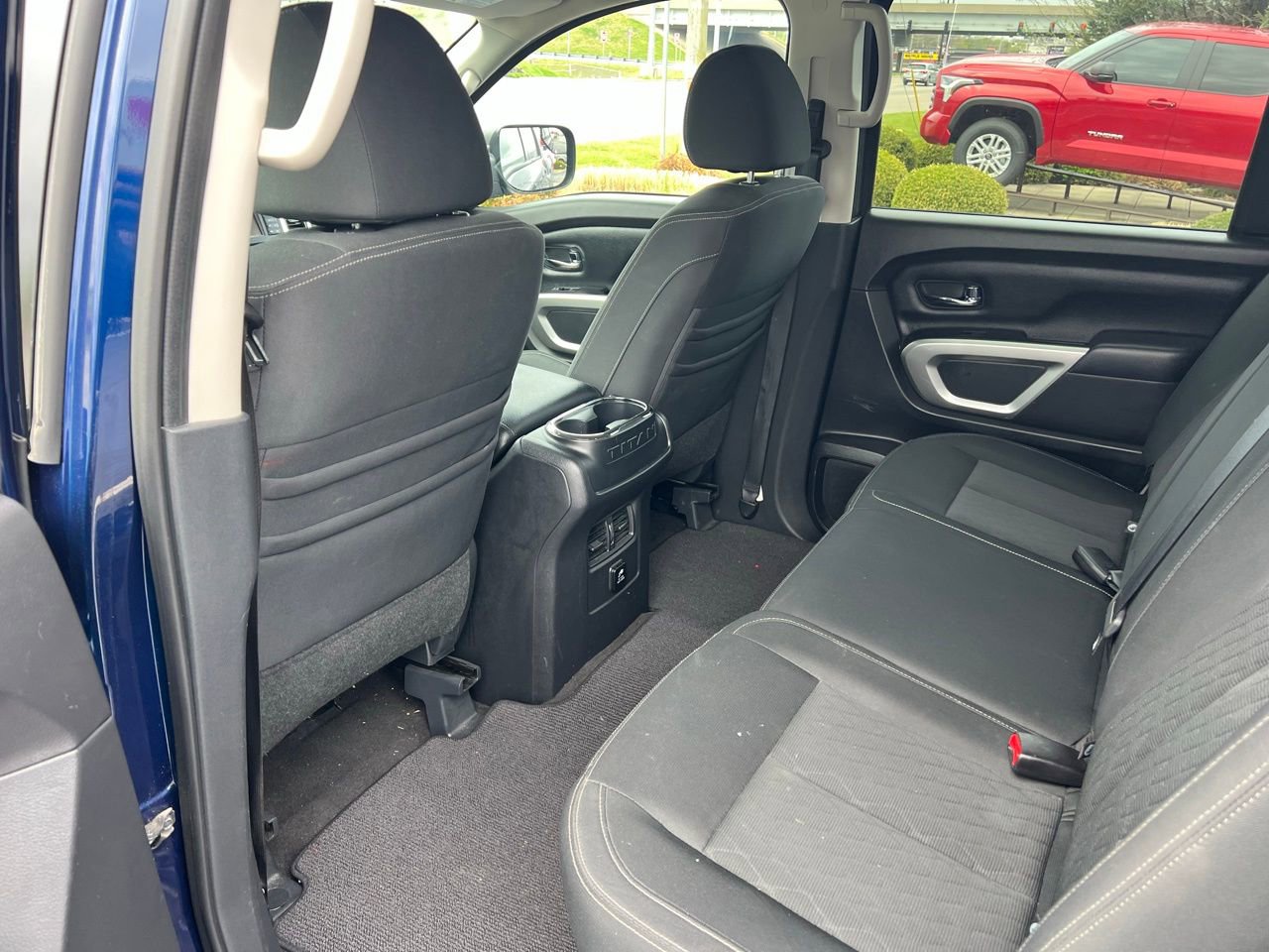 Used 2018 Nissan Titan SV w/ SV Convenience Package image 12