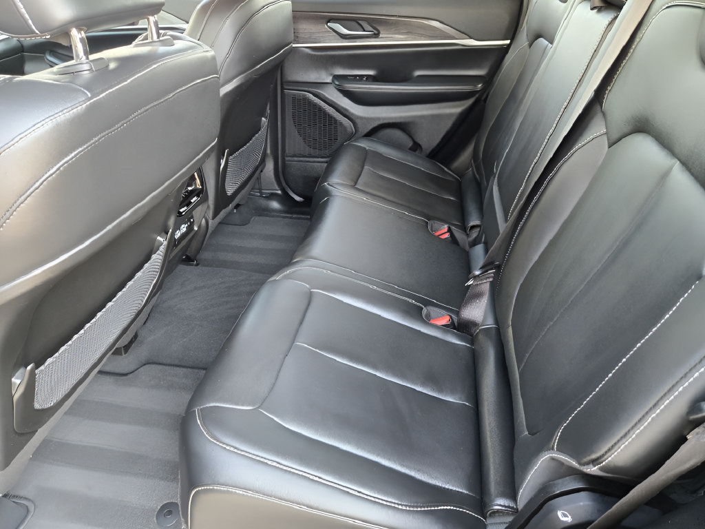Used 2023 Jeep Grand Cherokee Limited AWD/4WD image 29