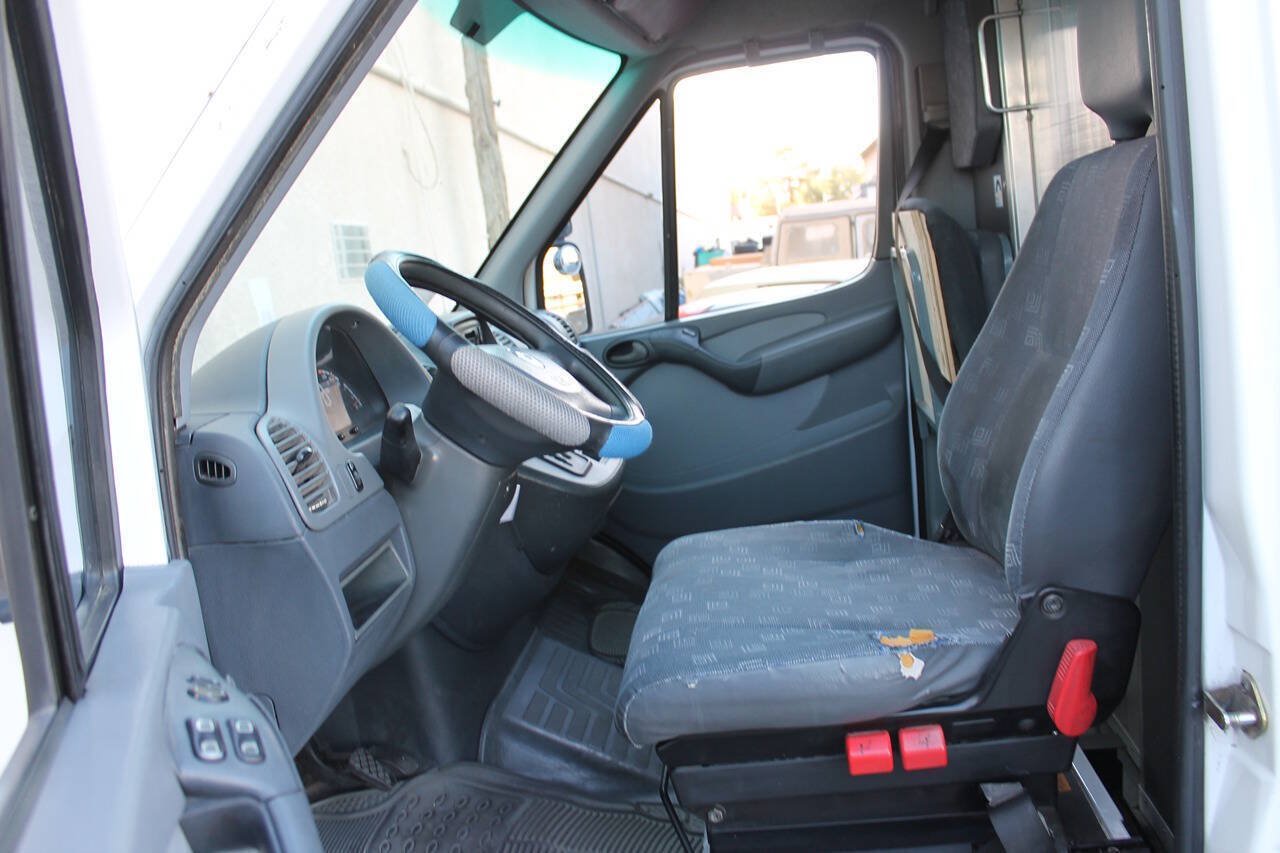 Used 2005 Dodge Sprinter 2500 w/ PWR Convenience Group RWD image 20