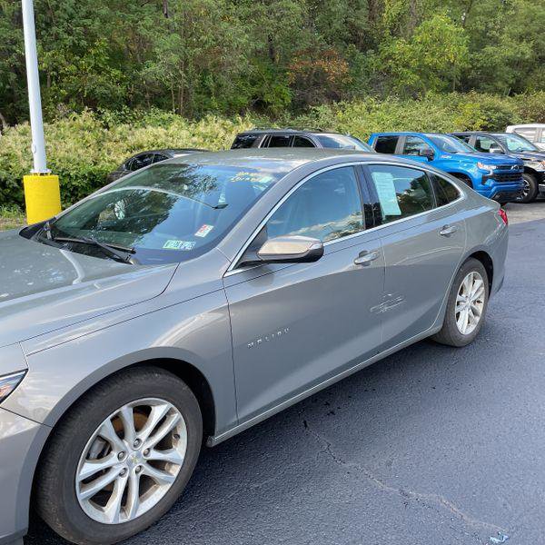Used 2018 Chevrolet Malibu LT FWD image 2