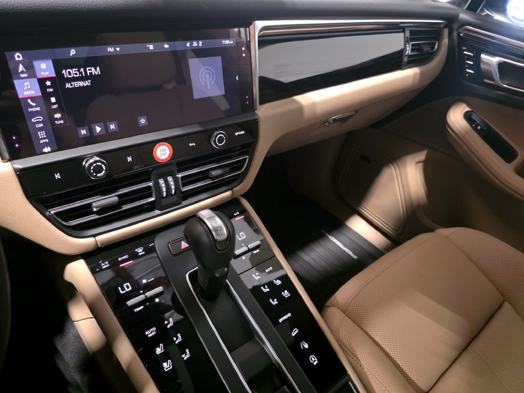 Certified 2026 Porsche Macan AWD/4WD image 35