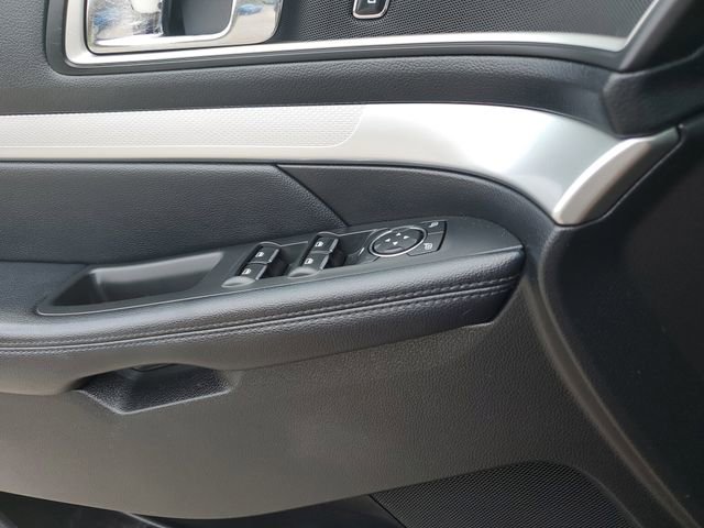 Used 2017 Ford Explorer XLT image 23